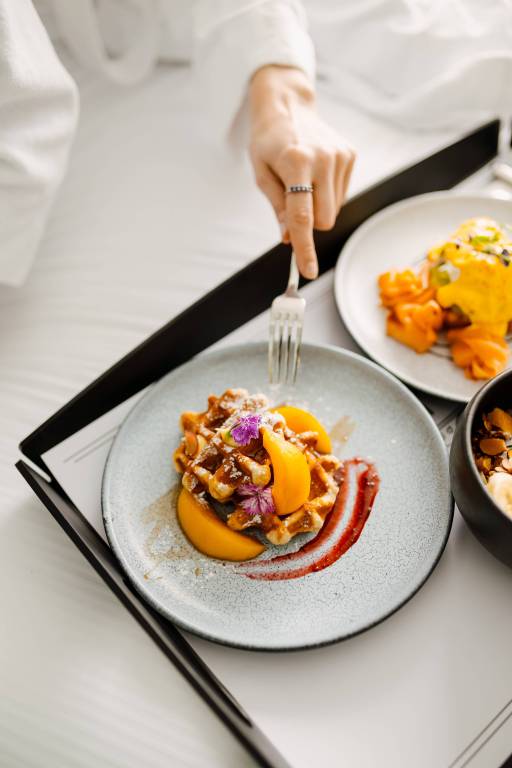 4 points room service