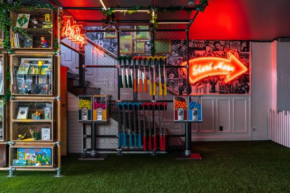holey moley.jpg Minigolf putt stand