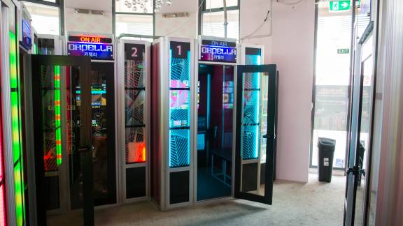 Coin singing booth