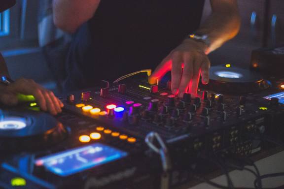 DJ