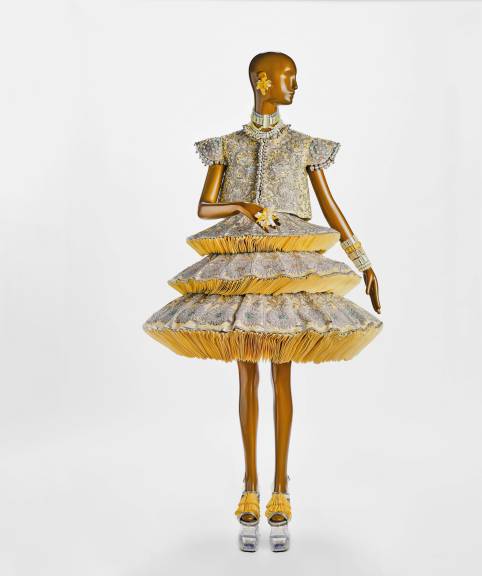 Guo Pei, Collection: An Amazing Journey in a Childhood Dream, Autumn/Winter 2007. © Guo Pei. Photograph by LIAN Xu, courtesy of LIAN Xu