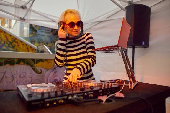 DJ
