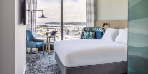 Holiday-Inn-Express-Queen bed harbour view.jpg