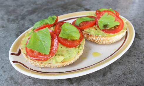 Avocado and tomato bagel 