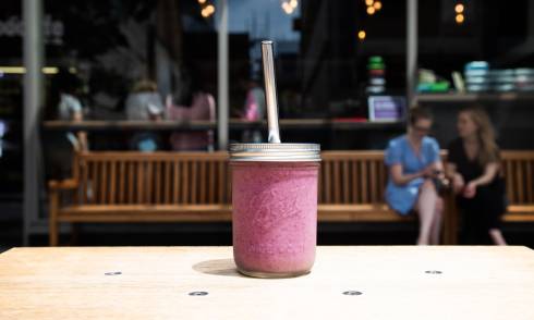 Smoothie in a jar with a steel straw 