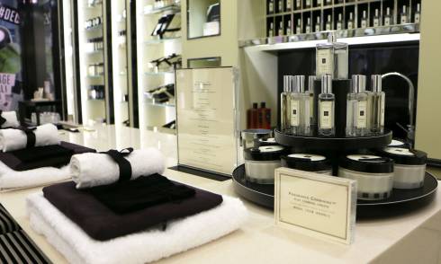 Fragrance combining station