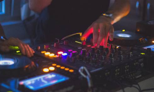 DJ