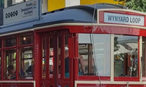Dockline-Tram.JPG 