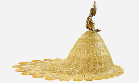 Guo Pei The Da Jing (Magnificent Gold), 2006 © Guo Pei. Photograph by LIAN Xu, courtesy of LIAN Xu