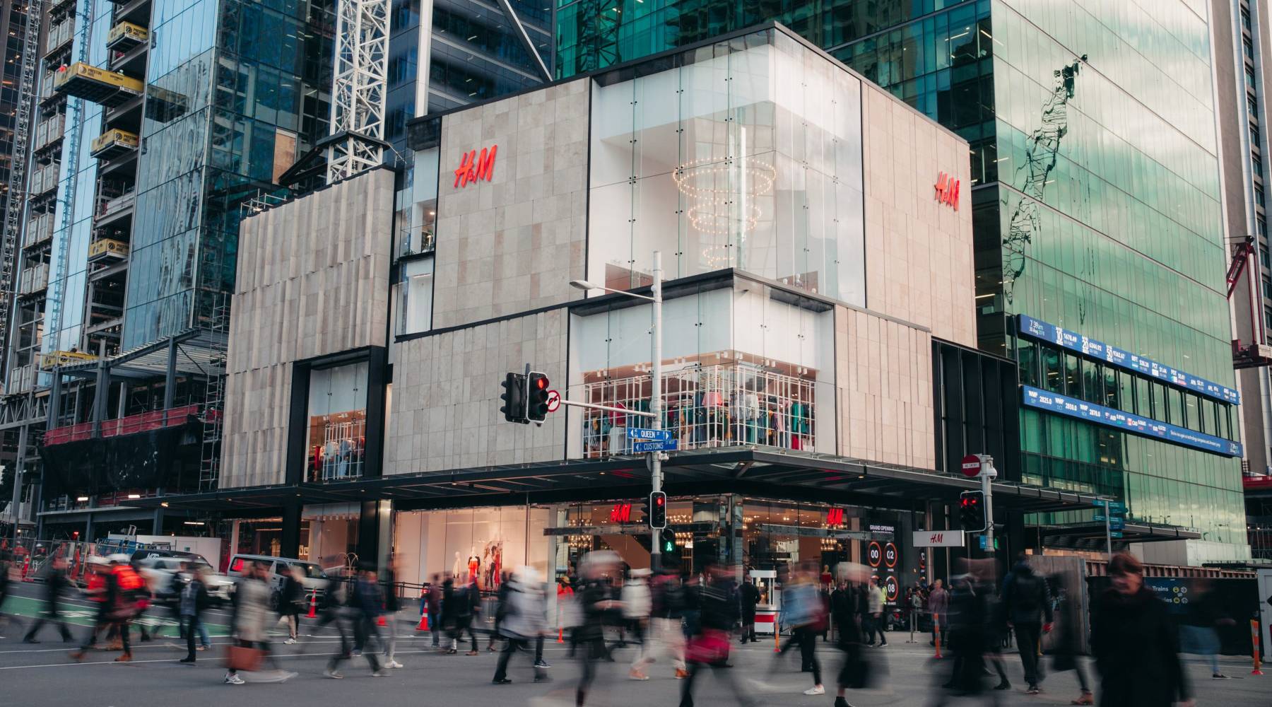 H&m queens cheap center